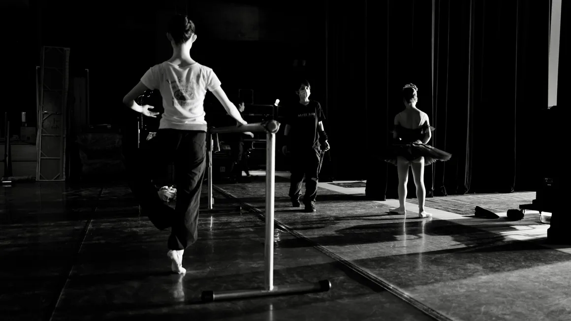 Bailarinas trabajando en la barra frente al espejo de una sala de ensayo